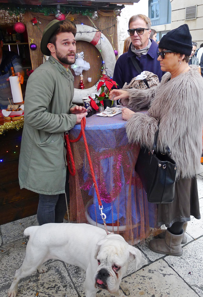 Split, 241214.Pjevac  Luka Nizetic badnjak je proveo sa mamom Tamarom i ocem Milom  na popularnim adventskim kucicama uz kuhano vino.Foto: Duje Klaric / CROPIX