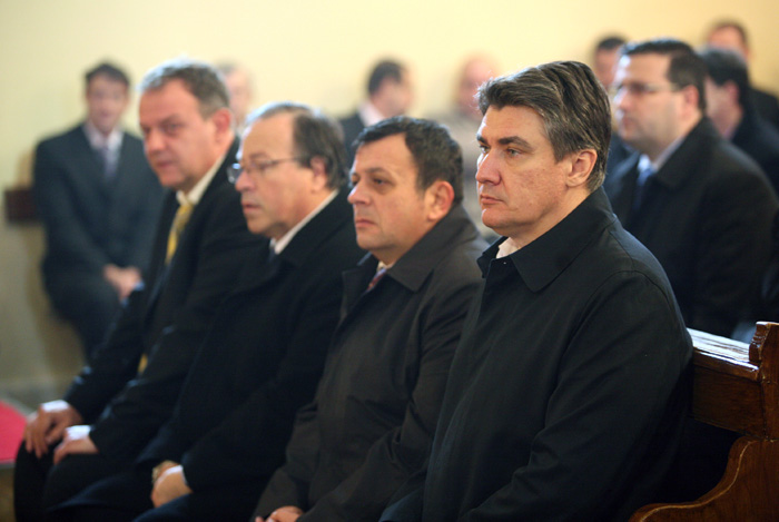 Polje, 251214.Premijer Zoran Milanovic prisustvovao je Bozicnoj svetoj misi koju je predvodio velecasni Ivan Brnic u Crkvi rodjenja Blazene Djevice Marije u mjestu Polje, opcina Dobrinj.Na fotografiji: premijer Zoran Milanovic na misi, do njega nacelnik opcine Dobrinj Neven KomadinaFoto: Tea Cimas / CROPIX