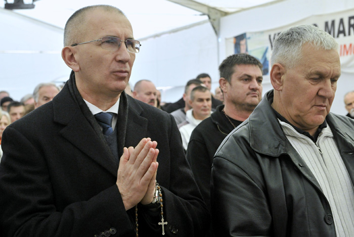 Zagreb, 251214.Savska cesta.Za branitelje koji prosvjeduju ispred zgrade ministarstva branitelja sluzena je sveta misa za Bozic. Misi je uz branitelje prisustvovao i Dario Kordic.Foto: Srdjan Vrancic / CROPIX