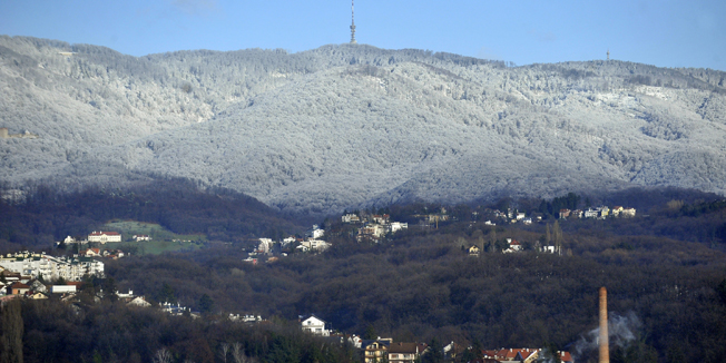 Zagreb, 261214.Nakon toplog Badnjaka i Bozica u Hrvatsku je nocas stiglo zahladjenje koje je donijelo kisu i snijeg.Na fotografiji: snijeg na Medvednici.Foto: Bruno Konjevic / CROPIX