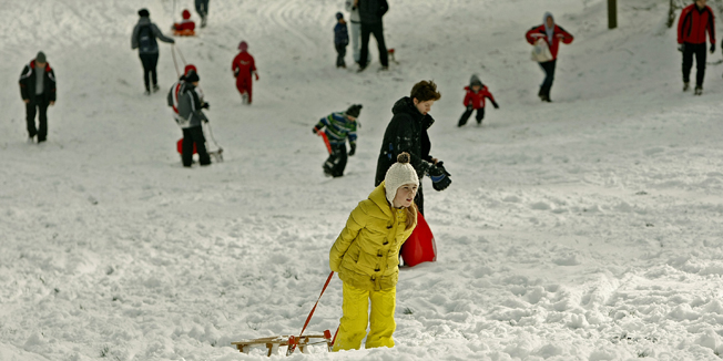Zagreb, Sljeme, 261214.Zagrebacka gora.Nocas je na vrhu Zagrebacke gore, Sljemenu, napadalo oko 14 centimetara snijega sto su Zagrepcani iskoristili za boravak na tom popularnom zagrebackom izletistu.Foto: Ronald Gorsic / CROPIX