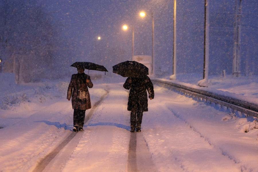 Zagreb, 281214.Snijeg koji je jucer oko 22 sata poceo padati na podrucju Zagreba ce, po prognozama DHMZ-a, padati cijeli dan. Visina snijega u Zagrebu izmjerena u 7 sati je oko 20 centimetara.Foto: Ronald Gorsic / CROPIX