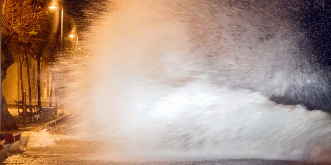 Kastel Novi, 281214.Orkansko jugo potopilo je rivu u Kastelima. Ciklona Ines u kasnim vecernjim satima pocela je utjecat na vremenske prilike u siroj okolici Splita te je ve;ikim valovima potopila rivu.Foto: Zvonimir Barisin / CROPIX