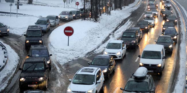 Traffic bound for French Alpine ski resorts moves slowly along the highway in the direction of  Moûtiers from Albertville early on December 28, 2014 .  Heavy snowfall in the French Alps left some 15,000 drivers stranded overnight, forcing many to pass the night in their cars and prompting officials to open emergency shelters. The snow and ice hit as a rush of holidaymakers were heading to and leaving from ski resorts in the Savoie region in southeastern France, where authorities set up shelters in at least 12 towns.  AFP PHOTO / Jean-Pierre Clatot