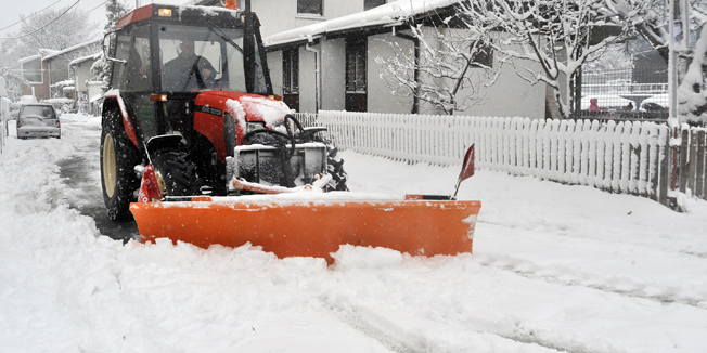 Zagreb, 281214.Prvi snijeg koji je pao ove zime zabijelio je gradske ulice.Na fotografiji: ralica.Foto: Bruno Konjevic / CROPIX