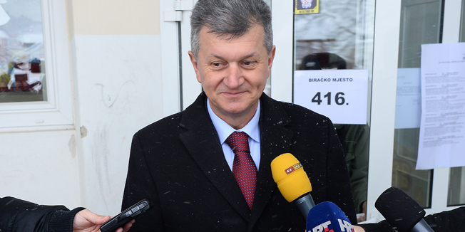 Zagreb, 281214. Markusevacka cesta 38.Skola Bacuni.Milan Kujundzic kandidat za predsjednika Hrvatske glasuje na izbornom mjestu u podrucnoj skoli Bacuni.Foto: Goran Mehkek / CROPIX