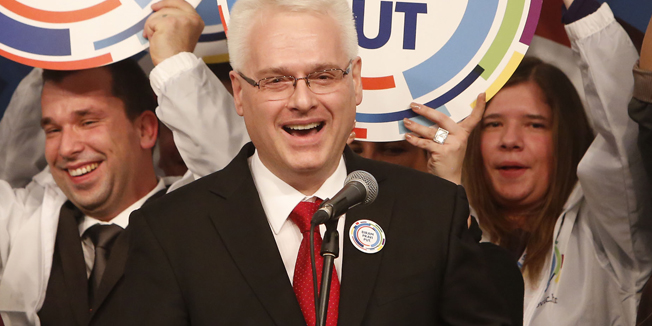 Zagreb, 281214. Hrvatsko novinarsko drustvo, Perkovceva 2.Pracenje rezultata prvog kruga predsjednickih izbora u stozeru predsjednickog kandidata Ive Josipovica.Na fotografiji: Ivo Josipovic na pozornici nakon proglasenja rezultata prvog kruga izbora.Foto: Damjan Tadic / CROPIX