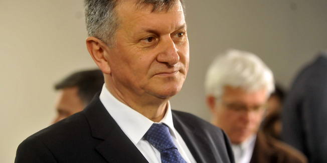 Zagreb, 281214. Izborni stozer Milana Kujundzica, Folnegoviceva 6.Pracenje rezultata prvog kruga predsjednickih izbora u stozeru predsjednickog kandidata Milana Kujundzica.Na fotografiji: obracanje Milana Kujundzica javnosti.Foto: Bruno Konjevic / CROPIX