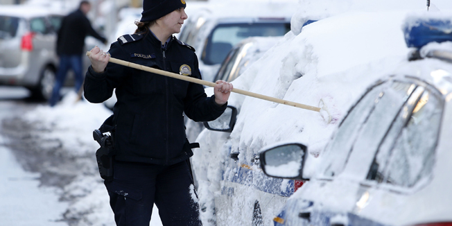 Zagreb, 291214.Prvi radni dan nakon blagdana i nakon prvih snijeznih nanosa gradjani su se prihvatili ciscenja svojih automobila i kucnih prilaza.Foto: Damjan Tadic / CROPIX