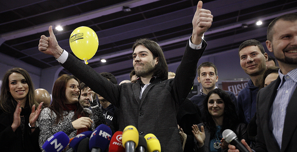 Zagreb, 281214. Dvorana Fusio, Zagrebacki velesajam.Pracenje rezultata prvog kruga predsjednickih izbora u stozeru predsjednickog kandidata Ivana Vilibora Sincica.Na fotografiji: Ivan Sincic sa suradnicima slavi dobivenih 285.000 glasova.Foto: Dragan Matic / CROPIX
