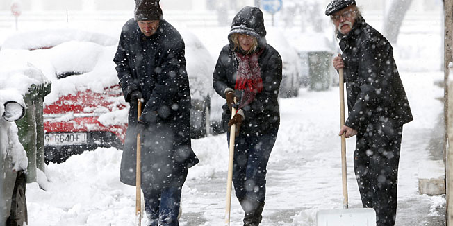Zagreb, 281214. Marticeva ulica.U Zagrebu i okolici pada obilan snijeg koji otezava promet pjesaka i automobila.U centru grada u tijeku je ciscenje ulica i plocnika.Foto: Damjan Tadic / CROPIX