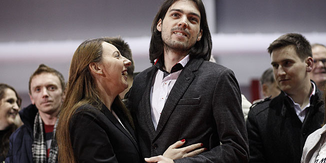 Zagreb, 281214. Dvorana Fusio, Zagrebacki velesajam.Pracenje rezultata prvog kruga predsjednickih izbora u stozeru predsjednickog kandidata Ivana Vilibora Sincica.Na fotografiji: Ivan Sincic s Vladimirom Palfi i suradnicima slavi dobivenih 285.000 glasova.Foto: Dragan Matic / CROPIX