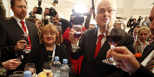 Zagreb, 281214. Hrvatsko novinarsko drustvo, Perkovceva 2.Pracenje rezultata prvog kruga predsjednickih izbora u stozeru predsjednickog kandidata Ive Josipovica.Na fotografiji: Sinisa Varga, Anka Mrak Taritas, Ivo Josipovic i Predrag Stromar.Foto: Damjan Tadic / CROPIX