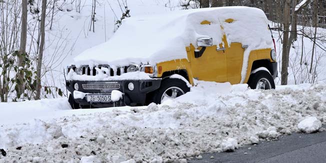 Zagreb, 291214.Snijeg koji je ovog vikenda pao u Zagrebu zarobio je i poneki automobil na Sljemenu.Uz sljemensku cestu pod nanostima ostali su parkirani automobili hummer Snjezane Mehun i neregistrirani fico .Foto: Srdjan Vrancic / CROPIX