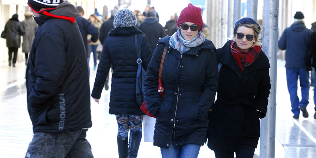 Split, 291214.Jaka bura koja je nocas puhala tijekom jutra je oslabila pa su gradjani iskoristili suncano jutro za setnju i ispijanje kave.Foto: Duje Klaric / CROPIX