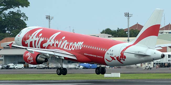An AirAsia plane takes off from Soekarno-Hatta airport in Tangerang near Jakarta on December 28, 2014.  An AirAsia plane with 162 people on board went missing en route from the Indonesian city of Surabaya to Singapore early on December 28, 2014, officials and the airline said, in the third major incident to affect a Malaysian carrier this year.       AFP PHOTO / Bima SAKTI