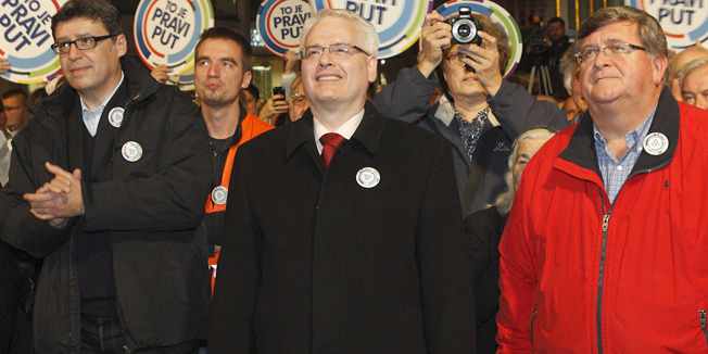 Rijeka, 201214.U sklopu svoje predizborne kampanje za predsjednika RH, Ivo Josipovic posjetio je Rijeku i odrzao govor na Trgu 128. brigade hrvatske vojske.Na fotografiji: Zeljko Jovanovic, Ivo Josipovic i Vojko Obersnel.Foto: Davor Zunic / CROPIX
