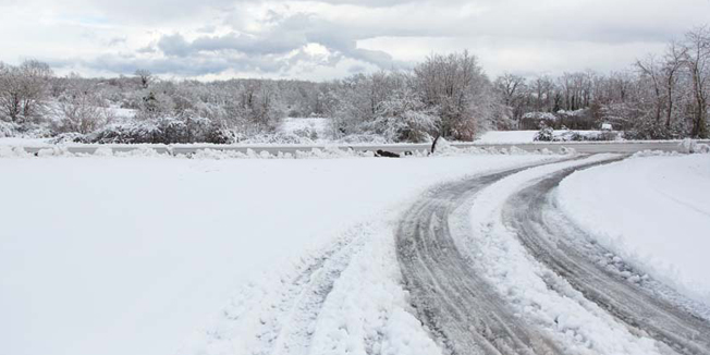 Zminj, 281214.Ciklona Ines koja je sinoc zahvatila veci dio zemlje zabijelila je i sredisnju Istru. Napadalo je 15 centimetara snijega koji je prouzrocio probleme u prometu te srusio nekoliko nadstresnica.   Foto: Danijela Peracic / CROPIX