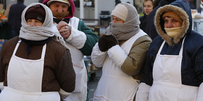 Zagreb 311214.Trznica Dolac.Najhladnije jutro ove godine nije omelo prodavacice na popularnoj zagrebackoj trznici Dolac. Na zadnji dan ove godine kumice su u zimskom izdanju prodavale namirnice potrebne gradjanima za vecerasnji docek i sutrasnji novogodisnji rucak. Foto: Damjan Tadic / CROPIX