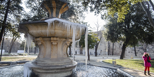 Split, 311214.Lijep i suncan dan uz jaku buru te temperaturu ispod nule docekao je splicane na ispracaju 2014. godine. Na fotografiji: zamrznuta fontana u Strossmayerovom perivoju poznatijem kao Djardin.Foto: Tom Dubravec / CROPIX