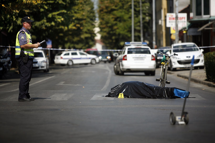 Slavonski Brod, 140911.Na krizanju Gupceve i ulice Petra Kresimira u samom centru grada 68 godisnjeg biciklistu je na pjesackom prijelazu udario i ubio vozac u osobnom automobilu i zatim pobjegao. Policija traga za vozacem. Na slici tijelo 68 godisnjeg muskarca.Foto: Danijel Soldo / CROPIX