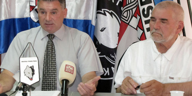 Sisak, 010714.HSP grada Siska nece podrzati rebalans proracuna na ovotjednoj sjednici gradskog vijeca, a gradski vijecnik Milan Ivanovic rekao je kako nije nepotizam sto je on na sjednici Vijeca glasova za nagradu svojoj kceri. Takodjer tvrdi da nije politicka trgovina njezin izbor za ravnateljicu Domas kulture, jer ona nikada nije bila clanica HSP-a. Na fotografiji: Milan Ivankovic (desno) i Zdenko Koren, gradski vijecnici HSP-aFoto: Mate Piskor / CROPIX                             