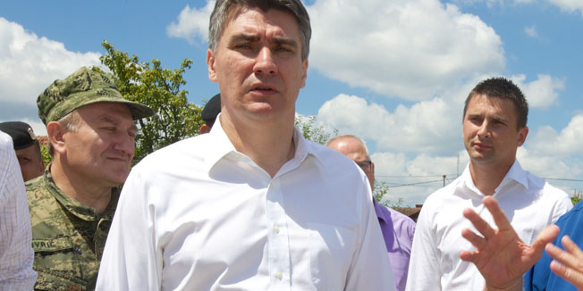 Rajevo Selo, Gunja, 010714.Predsjednik Vlade Zoran Milanovic posjetio je podrucje pogodjeno poplavama.U Rajevom Selu je obisao nasip i posjetio obitelj Andric a u Gunji je posjetitio javnu kuhinju,gradiliste novog objekta Udruge Zvjezdica,te lokaciju na kojoj pocinje gradnja privremenog kontejnerskog naselja.Na fotografiji: premijer Zoran Milanovic i nacelnik Gunje Hrvoje lucic.Foto: Vlado Kos / Cropix