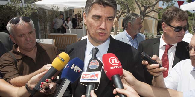 Supetar, 290614.Predsjednik vlade RH Zoran Milanovic posjetio je grad Supetar koji na blagdan Sv. Petra i Pavla slavi dan grada. Tom prigodom se i odrzala svecana sjednica gradskog vijeca na kojoj su dodjeljene nagrade i povelje grada Supetra.Na fotografiji: Premijer Zoran Milanovic daje izjavu za medije ispred hotela Osava.Foto: Bozidar Vukicevic / CROPIX