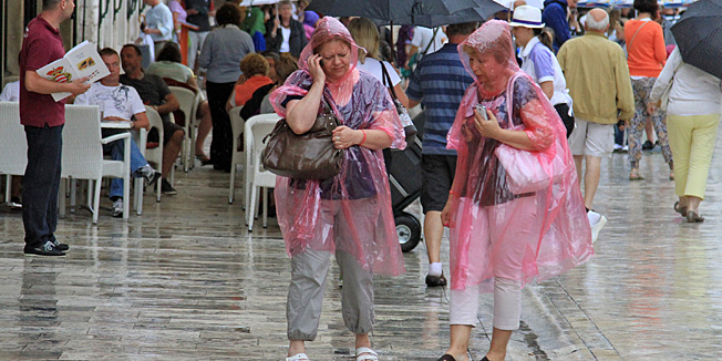 Dubrovnik, 250614. Kisa koja je cijeli dan pada u Dubrovniku, nije omela brojne turiste u razgledavanju znamenitosti gradske jezgre. Foto: Niksa Duper / CROPIX
