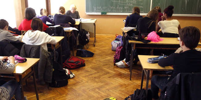 Zagreb, 180113.Siget 23.Sinoc oko 21h i 30 minuta pod teretom snijega popustila je konstrukcija kosog krova na OS Veceslava Holjevca u Sigetu. Na srecu ispod krova je betonska deka pa nije doslo od ostecenja same skole te se nastava i dalje odvija.Na slici: Nastava se normalno odvija.Foto: Nenad Dugi / CROPIX