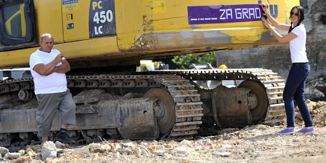 Zagreb, 020714.Stranka Za grad ispred Gradskog poglavarstva odrzala je akciju pod nazivom Za grad bagerom na Gradsku upravu, prava opasnost za gradjane nije u Paromlinu.Stranka je simbolicno poslala bager na Gradsku upravu zbog navodne opasnosti koju predstavljaju.Foto: Srdjan Vrancic / CROPIX