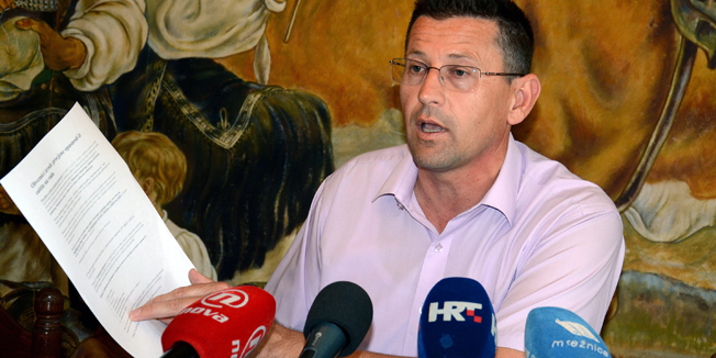 Vojnic, 020714.Nacelnik Vojnica Nebojsa Andric (HDZ) na danasnjoj je konferenciji medijima priopcio da je drzavnim inspektorima prijavio premijera Milanovica i svih 20 ministara, ogorcen sto su ga inspektori kaznili jer nije imao polozen ispit iz rada na siguran nacin.Na fotografiji: Nebojsa Andric.Foto: Mario Pusic / CROPIX