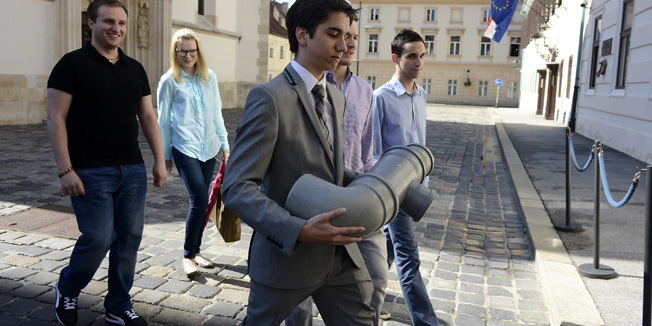 Zagreb, 030714.Banski dvori.Markov trg.Redovita sjednica Vlade.Na fotografiji: Gradjanska incijativa donijela je vodovodnu cijev premijeru Zoranu Milanovicu kao reakcija na njegovu izjavu u Gunji.Foto: Goran Mehkek / CROPIX