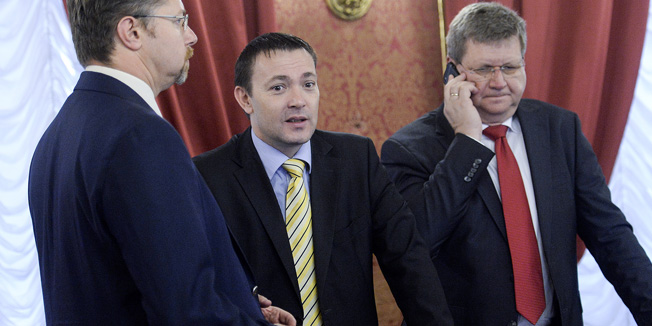 Zagreb, 240614.Markov trg.U Banskim dvorima odrzava se redovita sjednica Vlade Republike Hrvatske.Na fotografiji: Sinisa Varga, Arsen Bauk i Mirando Mrsic.Foto: Goran Mehkek / CROPIX