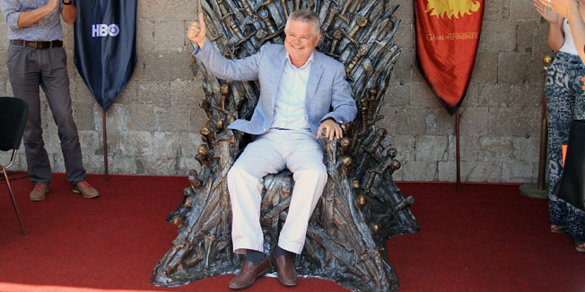 Dubrovnik, 110614.Zeljezno prijestolje iz popularne serije Igre prijestolja, otkriveno je i izlozeno danas ispred ulaza u dubrovacku palacu Sponza.Gradjani i mnogobrojni turisti imaju priliku fotografirati se na tronu, a menadzment HBO Adrie zamolio je sve koji se zele slikati da usput i nazovu broj za pomoc ili uplate novac na ziro-racun za poplavljena podrucja Hrvatske, Bosne i Srbije.Prijestolje ce javnosti biti izlozeno za vrijeme trajanja konferencije NEM u Dubrovniku, do 13. lipnja.Na fotografiji: dubrovacki gradonacelnik Andro Vlahusic.Foto: Niksa Duper / CROPIX