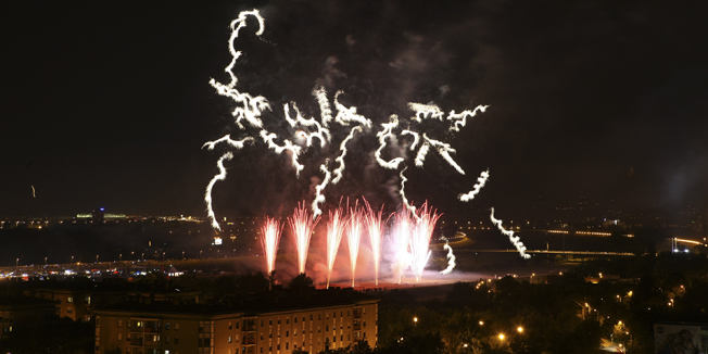 Zagreb, 040714.14. Medjunarodni festival vatrometa koji okuplja najbolje i najmastovitije svjetski priznate pirotehnicare odrzava se od 4.-6. srpnja na Bundeku. Ove godine natjece se pirotehnicka ekipa iz Belgije, Francuske i Hrvatske. Veceras je svoje umijece pokazala pirotehnicka ekipa iz Francuske.Foto: Branimir Boban / CROPIX