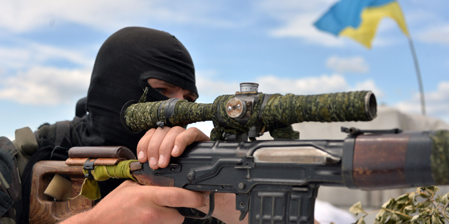A Ukrainian forces serviceman guards their position at the check-point near Slavyansk, Donetsk region on July 4, 2014. Ukrainian President Petro Poroshenko has told EU foreign policy chief Catherine Ashton he was ready to convene new European-mediated crisis talks with separatist leaders and Russian officials on Saturday. AFP PHOTO/ GENYA SAVILOV