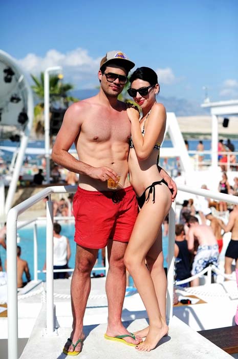 Novalja, 050714.Jedan od nasih najtrazenijih muskih modela Robert Batarilo proveo je vikend u Aquariusu i tako zapoèeo svoj godisnji odmor u domovini. Batarilo se zabavljao sa svojom prijateljicom i kolegicom, manekenkom Bojanom Perhoc. Mladi i perspektivni maneken koji je 2010. proglasen za hrvatskog modela godine, polako ali sigurno gradi karijeru modela u Milanu. Na fotografiji: Robert Batarilo i Bojana Perhoc.Foto: Goran Telak / CROPIX