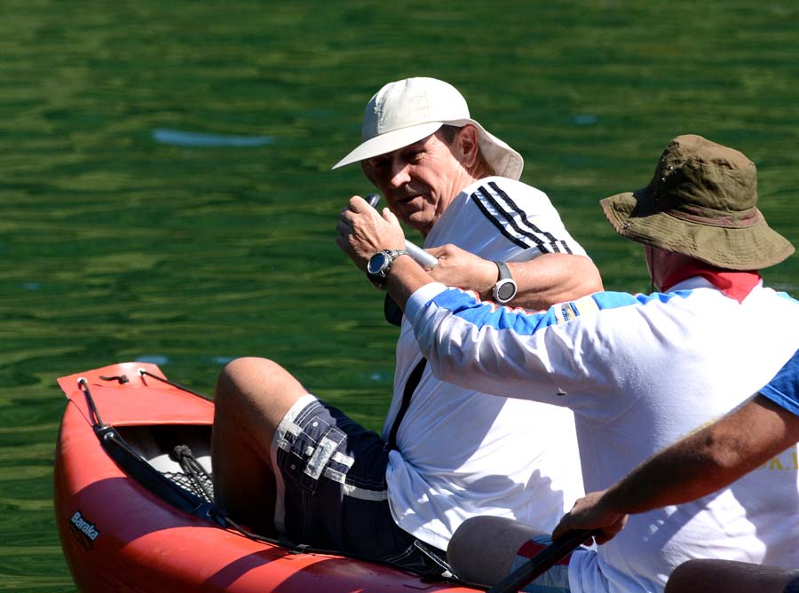 Duga Resa, 050714.Bivsi prvi potpredsjednik Vlade RH Radimir Cacic vrijeme nakon izlaska iz zatvora zbog izazivanja prometne nesrece provodi uzivajuci u kanuingu rijekom Mreznicom. S drustvom se spustao od Generalskog Stola do Duge Rese.Foto: Robert Fajt / CROPIX