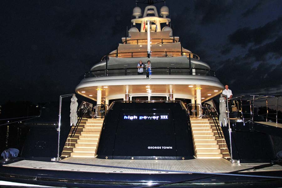 Cavtat, 050714.U cavtatskoj luci se u vecernjim satima usidrila jedna od najvecih jahti na svijetu, 70 metarska High Power III koja  plovi pod zastavom Kajmanskih otoka, luka Georgetown. Jahta je namijenjena za prihvat 12 gostiju te 19 clanova posade. Izradila ju je tvrtka Rossi Navi, a prvi je put plovila 2011. godine. U njene spremnike stane 200.000 litara goriva i 40.000 vode kako bi bila spremna za duga putovanja.Foto: Niksa Duper / CROPIX