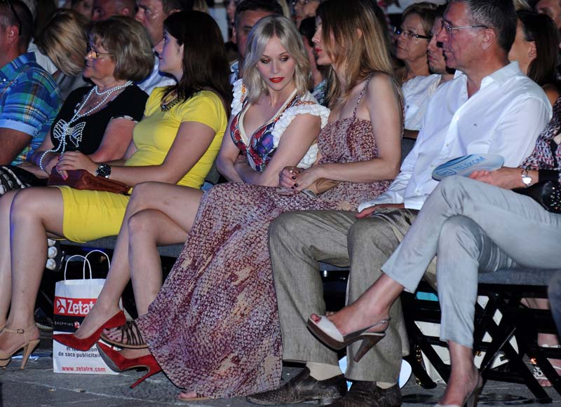 Split, 060714.Posljednja vecer Splitskog festivala koji ove godine izgleda prilicno izmjenjeno. Sve se odrzava u jednoj veceri dok su lanjskih godina bile izlucne veceri te finalna.Na fotografiji: Jelena Rozga koja ove godine nije nastupala bila je u prvom redu gledalista.Foto: Paun Paunovic / CROPIX