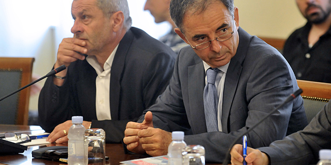 Zagreb, 070714.Clanovi Odbora za Ustav, Poslovnik i politicki sustav Hrvatskog sabora raspravljali su o nacrtu prijedloga odluke u povodu zahtjeva za raspisivanje drzavnog referenduma gradjanske inicijative Stozera za obranu hrvatskog Vukovara.Na fotografiji: Dragutin Lesar i Milorad Pupovac.Foto: Bruno Konjevic / CROPIX