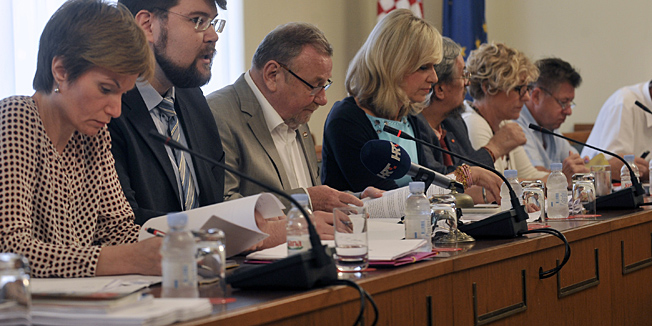 Zagreb, 070714.Clanovi Odbora za Ustav, Poslovnik i politicki sustav Hrvatskog sabora raspravljali su o nacrtu prijedloga odluke u povodu zahtjeva za raspisivanje drzavnog referenduma gradjanske inicijative Stozera za obranu hrvatskog Vukovara.Na fotografiji: Pedja Grbin, predsjednik Odbora, Vladimir Seks, Ingrid Anticevic Marinovic.Foto: Bruno Konjevic / CROPIX