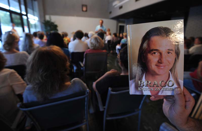 Split, 070714.Danas je u dvorani na splitskim Gripama odrzana iscijeliteljska seansa koju je predvodio Josip Grbavac poznatiji kao Braco. Specificnost ove seanse je u tome sto se sam Braco ne pojavljuje vec se pusta audio zapis s njegovim glasom koji iscijeljue.Foto: Paun Paunovic / CROPIX