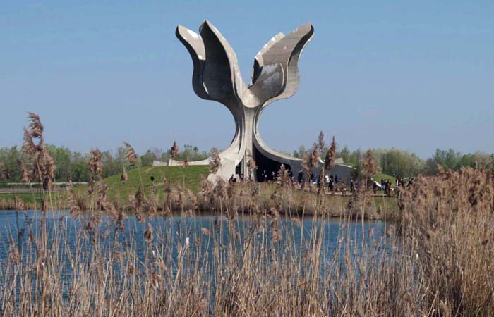 sisak211205spomen podrucje Jasenovacsnimio Miroslav Kis-desk-  