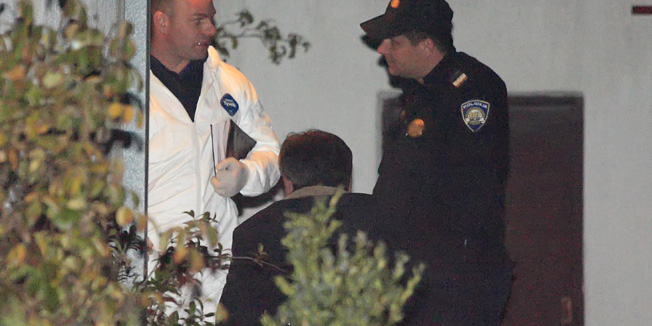 Rijeka, 271111U obiteljskoj kuci u naselju Bezjaki pronadjen je mrtav muskarac. Prema nesluzbenim izvorima radi se o ubojstvu, a zrtva je muskarac srednjih godina koji je u kuci zivio kao podstanar.Na slici: Forenzicari Krim Policije pregledavali su prostorije i okolis kuce u kojoj je pronadjeno tijelo.Foto: Davor Zunic / CROPIX