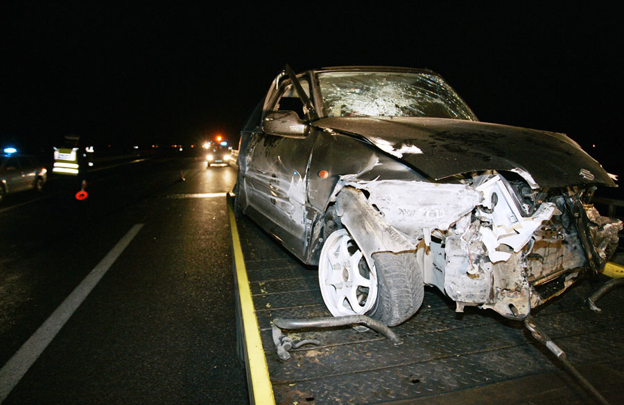 Zapresic, 230112. Prometna nesreca na petom kilometru autoceste A2 u smjeru Zagreba izmedju cvora Zapresic i cvora Jankomir u kojoj su sudjelovala dva osobna vozila i ozlijedjene tri osobe.Foto: Tomislav Kristo / CROPIX
