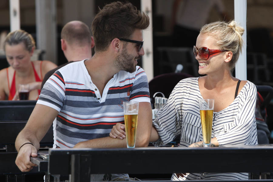 Makarska, 030712.Marijana Cvrljak i Nikola Nemesevic Nemes, finalisti proslogodisnjeg Big Brother showa na odmoru su u Baskoj Vodi kod Marijanine sestre Sendi. Snimljeni na picu u restoranu 