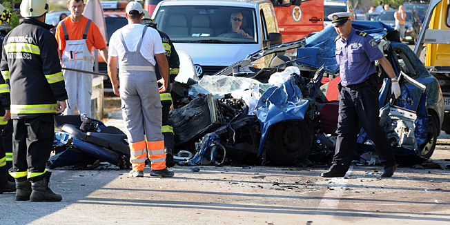 Dubrovnik, 27072.Danas oko 15:30h na magistrali kod Velikih zala dogodila se teska prometna nesreca u sudaru Kamiona i osobnog vozila. Kako nesluzbeno saznajemo preminou je strani drzavljanin vozac osobnog automobila dok troje ljudi je tesko ozljedjeno.Foto: Tonci Plazibat / Cropix