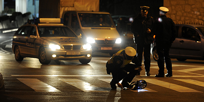 Sibenik, 080213.Veceras nakon 18 sati je doslo do ozbiljne prometne nesrece u Sibeniku. Vozac Mercdedesa oborio je pjesake na pjesackom prijelazu u ulici Ante Supuka ispred ulaza u bolnicu.Na fotografiji: policijski ocevid na mjestu nesrece.Foto: Niksa Stipanicev / CROPIX